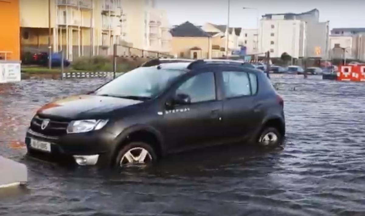 VIDEO Oluja Erik Pogodila Britaniju. Snažni Vjetrovi I Poplave. Poginuo ...